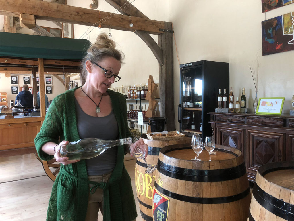 Katherine Frelon leading a wine tasting